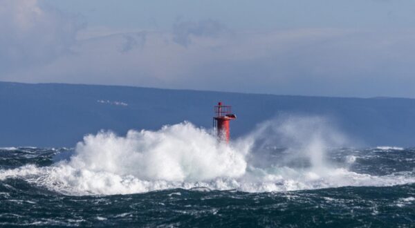 13.01.2025., Liznjan - Udari bure na moru ispred Liznjana.  U uvali Kuje surferi uzivaju u naletima vjetra. Photo: Srecko Niketic/PIXSELL