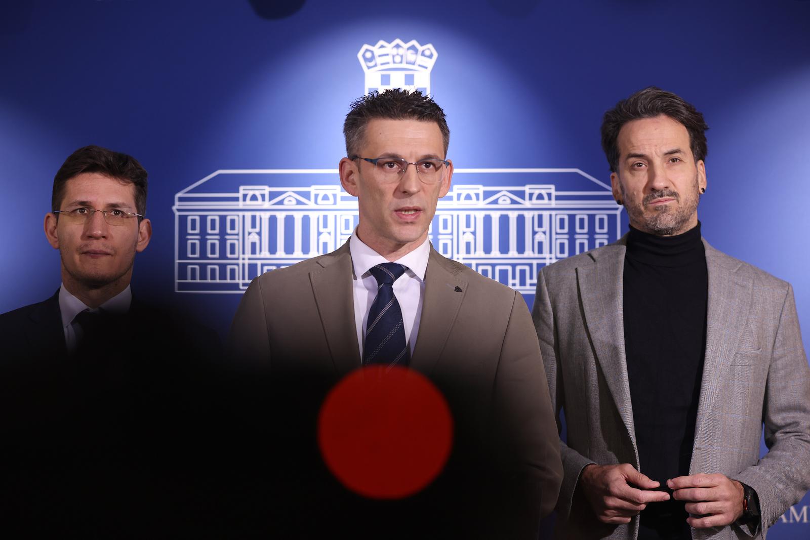 14.01.2025., Zagreb - Na konferenciji za medije Kluba zastupnika Mosta i nezavisnog zastupnika Josipa Jurcevica o temi „Mostova interpelacija o neizdrzivoj inflaciji“ i durgim aktualnim temama govorili su zastupnici Bozo Petrov, Zvonimir Troskot i Marin Miletic. Photo: Patrik Macek/PIXSELL