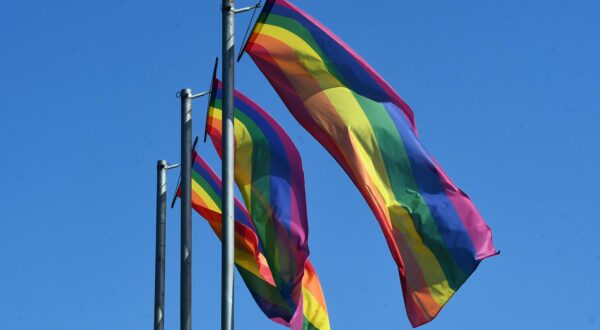 16.06.2023.,Sisak - Svoje neslaganje sa sutrasnjim "Hodom za zivot" njegovi protivnici iskazali su isticanjem zastava duginih boja uz pravac putovanja  kojim ce se sudionici Hoda kretati.

 Photo: Nikola Cutuk/PIXSELL
