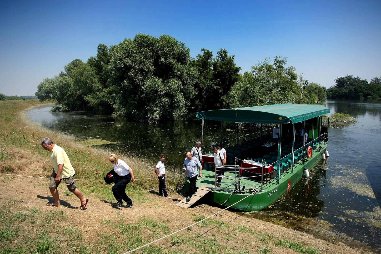20.06.2013., Kopacki rit - Ustanova park prirode Kopacki rit iscekuje ukidanje  izvanrednog stanja zbog poplava kako bi mogli poceti voziti turisticke voznje brodom.  rPhoto: Davor Javorovic/PIXSELL