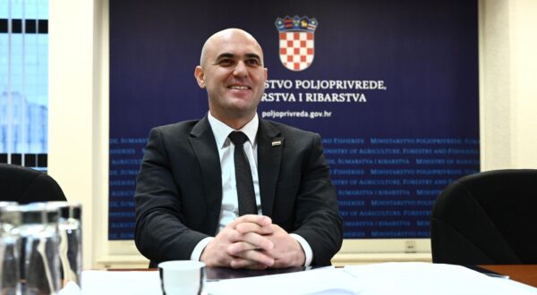 20.11.2024., Zagreb - Potpredsjednik Vlade i ministar poljoprivrede, sumarstva i ribarstva Josip Dabro odrzat je briefing za novinare na temu stanja u svinjogojstvu uoci kolinja te kupnje domace hrane tijekom blagdanske potrosnje.  Photo: Marko Lukunic/PIXSELL