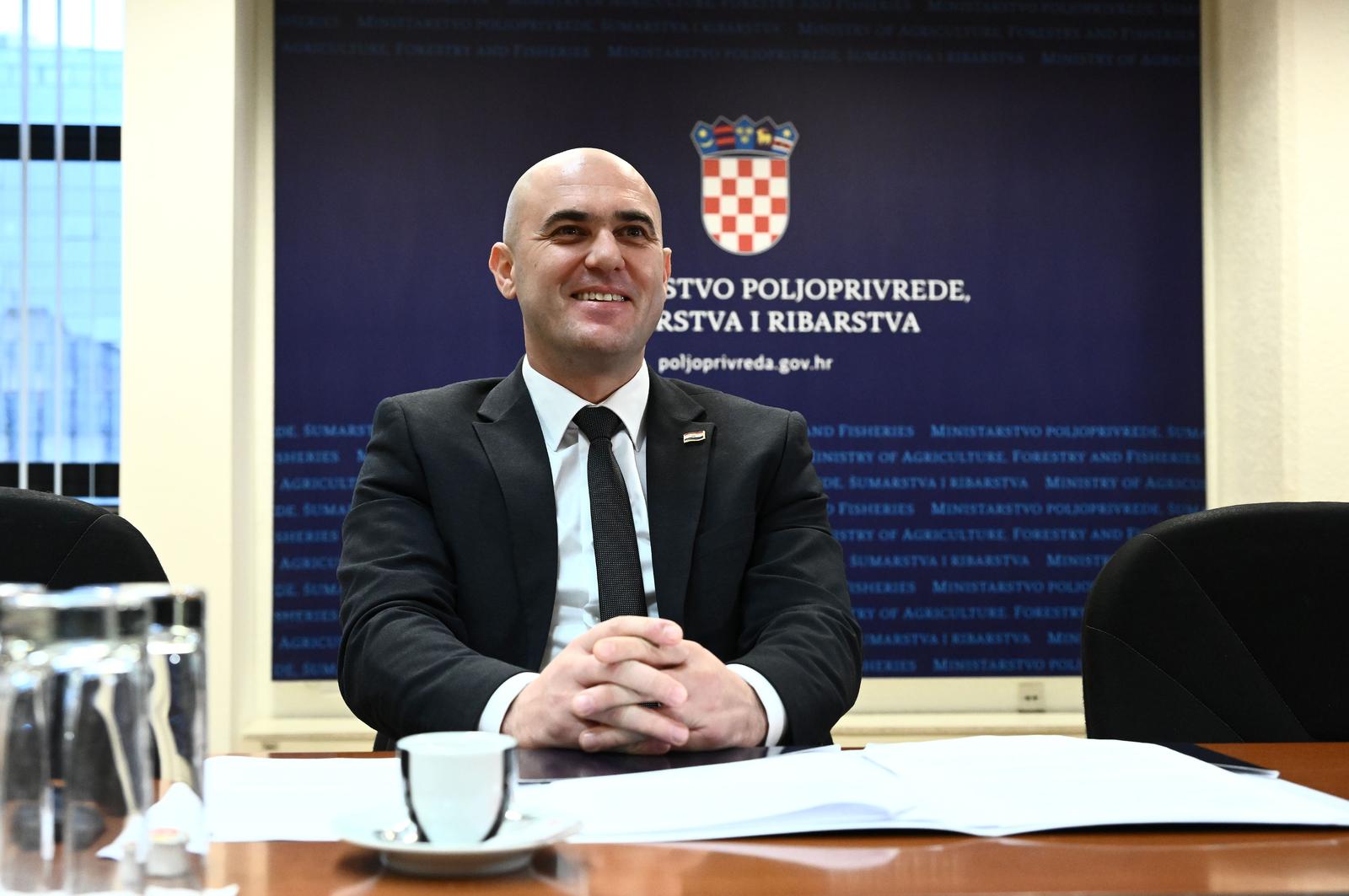 20.11.2024., Zagreb - Potpredsjednik Vlade i ministar poljoprivrede, sumarstva i ribarstva Josip Dabro odrzat je briefing za novinare na temu stanja u svinjogojstvu uoci kolinja te kupnje domace hrane tijekom blagdanske potrosnje.  Photo: Marko Lukunic/PIXSELL