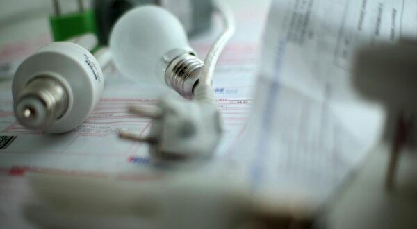 22.06.2013., , Zagreb - Ilustracija za elektricnu struju i potrosnju. Prije samog ulaska u Europsku uniju Hrvatska elektroprivreda - HEP, dobila je konkuenciju a rijec je o slovenskoj tvrtki GEN-I koja obecaje i do 30 posto jeftiniju struju te tvrtka RWE Energija koja upravo priprema izlazak na siroko trziste pa gradjani uskoro mogu ocekivati informacije o konkretnim ponudama za kupce. r"nPhoto: Sanjin Strukic/PIXSELL