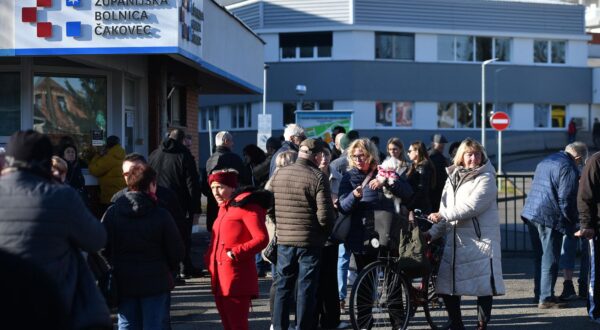 25.01.2025., Cakovec - Stotinjak gradjana spontano se okupilo ispred Zupanijske bolnice Cakovec. Photo: Vjeran Zganec Rogulja/PIXSELL