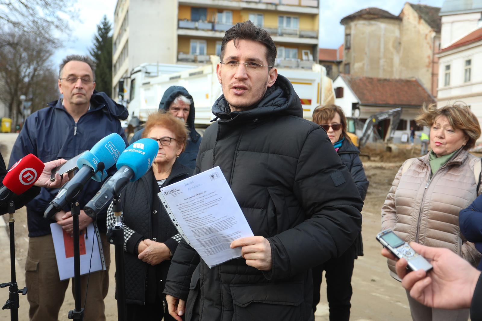 27.01.2025., Karlovac - Konferencija za medije   saborskog zastupnika Mosta, Zvonimira Troskota zajedno s gradanima i stanarima Zvijezde o problemima upravljanja zgradama i negativnim utjecajima radova na aglomeraciji cime su ostecene brojne kuce. Najnovije ostecenje vidljivo je u stanu Katice Ivsic kojoj su popucali zidovi u stanu.  Photo: Kristina Stedul Fabac/PIXSELL