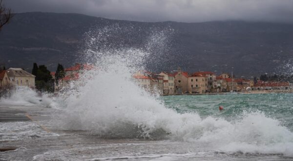 28.01.2025., Kastel Novi - Tijekom noci i jutra na Jadranu zapuhalo je olujno jugo. Photo: Zvonimir Barisin/PIXSELL