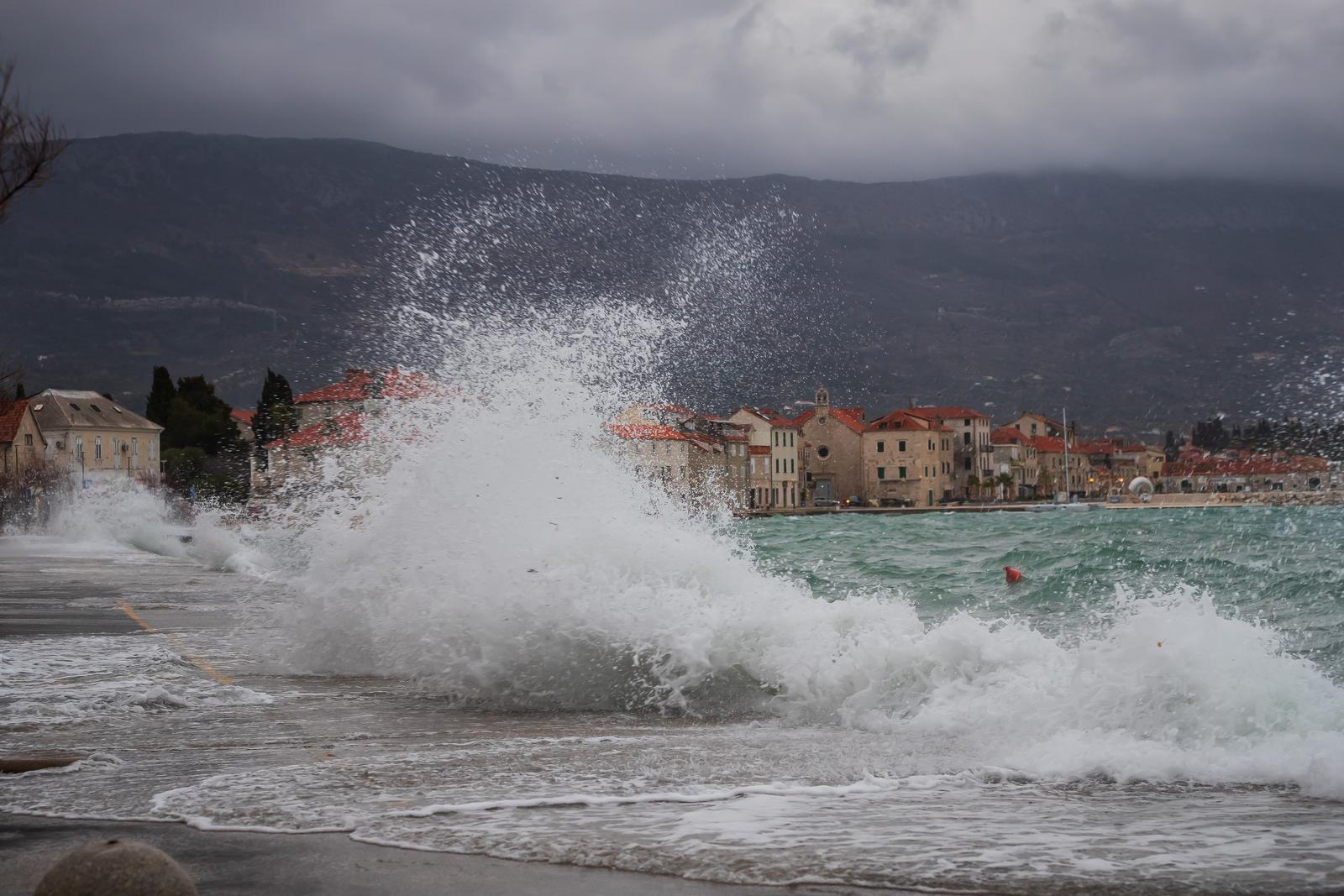 28.01.2025., Kastel Novi - Tijekom noci i jutra na Jadranu zapuhalo je olujno jugo. Photo: Zvonimir Barisin/PIXSELL