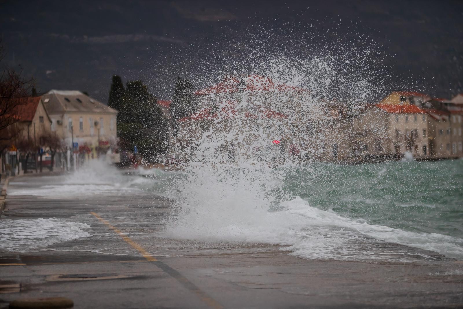 28.01.2025., Kastel Novi - Tijekom noci i jutra na Jadranu zapuhalo je olujno jugo. Photo: Zvonimir Barisin/PIXSELL