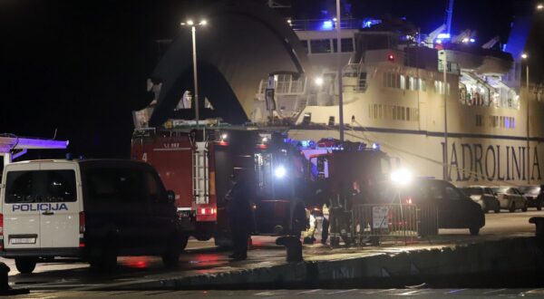 28.01.2025., Split - U trajektnoj luci na gatu sv. Duje vozac osobnim automobilom sletio u more, prevezen je u KBC Split Photo: Ivana Ivanovic/PIXSELL