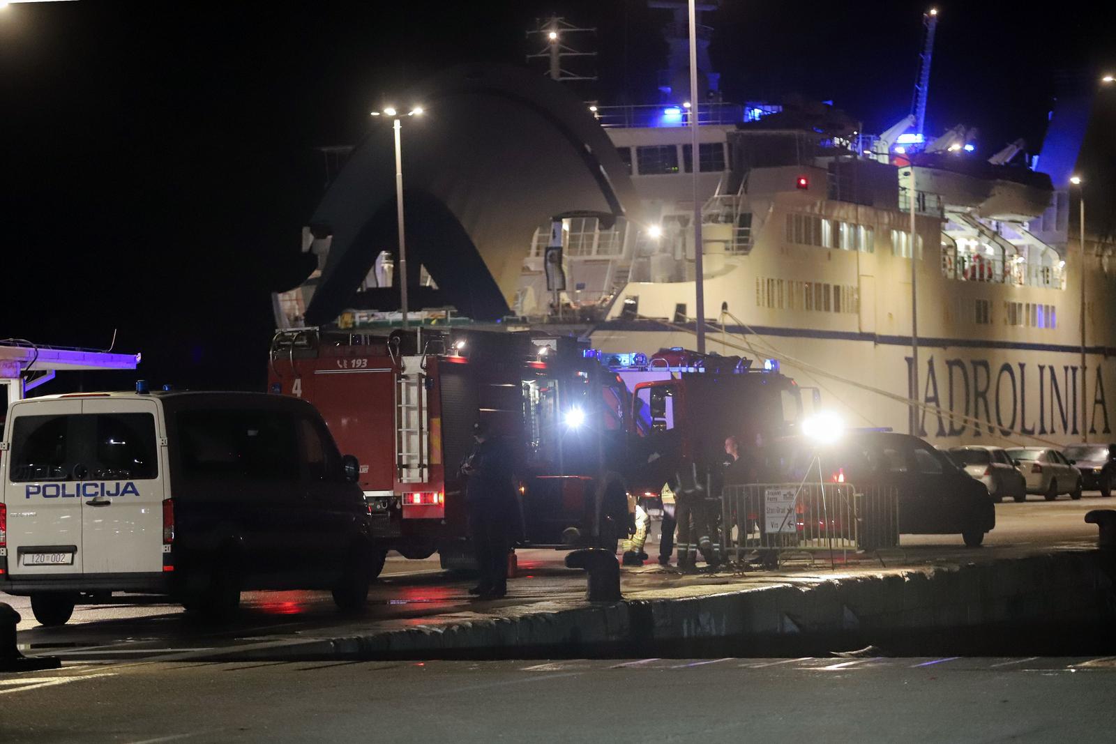 28.01.2025., Split - U trajektnoj luci na gatu sv. Duje vozac osobnim automobilom sletio u more, prevezen je u KBC Split Photo: Ivana Ivanovic/PIXSELL