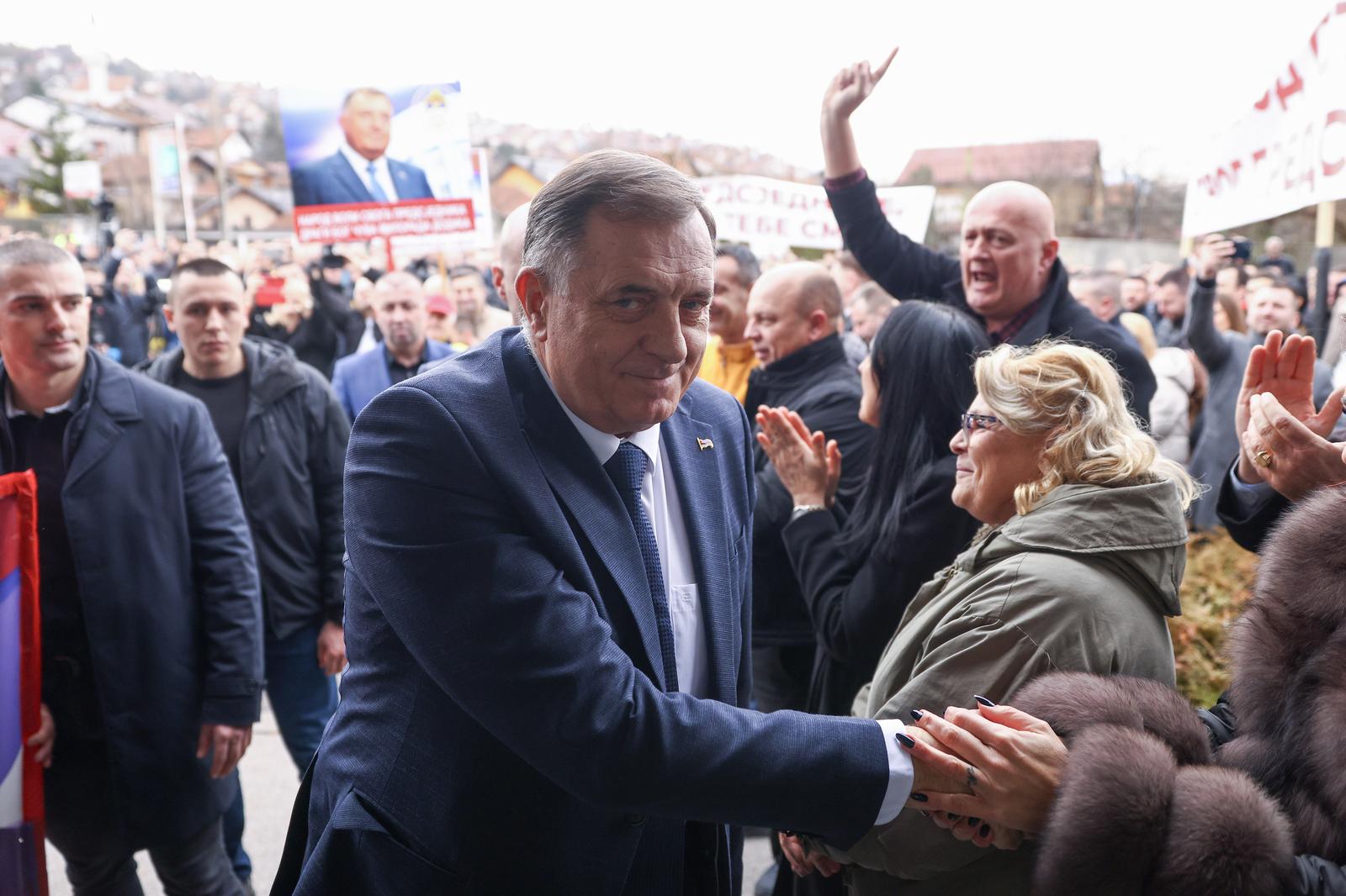 29.01.2025., Sarajevo Bosna i Hercegovina - Predsjednik bh. entiteta RS Milorad Dodik stigao je danas u sud BiH, a kao i u prijasnjim rocistima, ispred zgrade su ga docekale pristase. Photo: Armin Durgut/PIXSELL