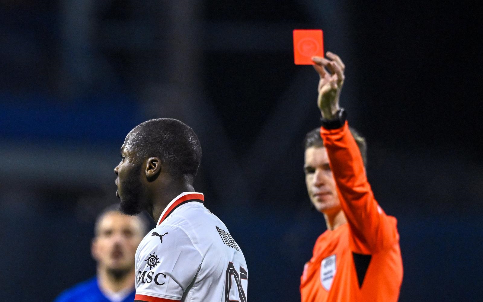 29.01.2025., stadion Maksimir, Zagreb - UEFA Liga prvaka, grupna faza, 8. kolo, GNK Dinamo - AC Milan. Sudac Francois Letexier pokazuje crveni karton nogometasu Milana Yunusu Musahi. Photo: Marko Lukunic/PIXSELL