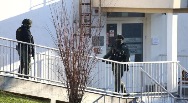 30.01.2025., Zagreb - Policija s dugim cijevima rano jutros bila je ispred PET/CT centra u  Klinickom bolnickom centru Sestre milosrdnice u Vinogradskoj ulici. Photo: Emica Elvedji/PIXSELL