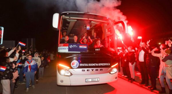 30.01.2025., Karlovac - Brojni karlovcani pozdravili su rukometase koji su krenuli autobusom na utakmicu prema Zagrebu Photo: Kristina Stedul Fabac/PIXSELL