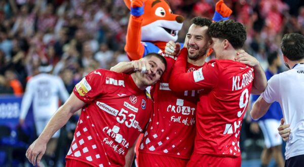 30.01.2025., Arena Zagreb, Zagreb - IHF Svjetsko rukometno prvenstvo 2025., polufinale, Francuska - Hrvatska. Marin Sipic, Zvonimir Srna, Luka Lovre Klarica Photo: Sanjin Strukic/PIXSELL