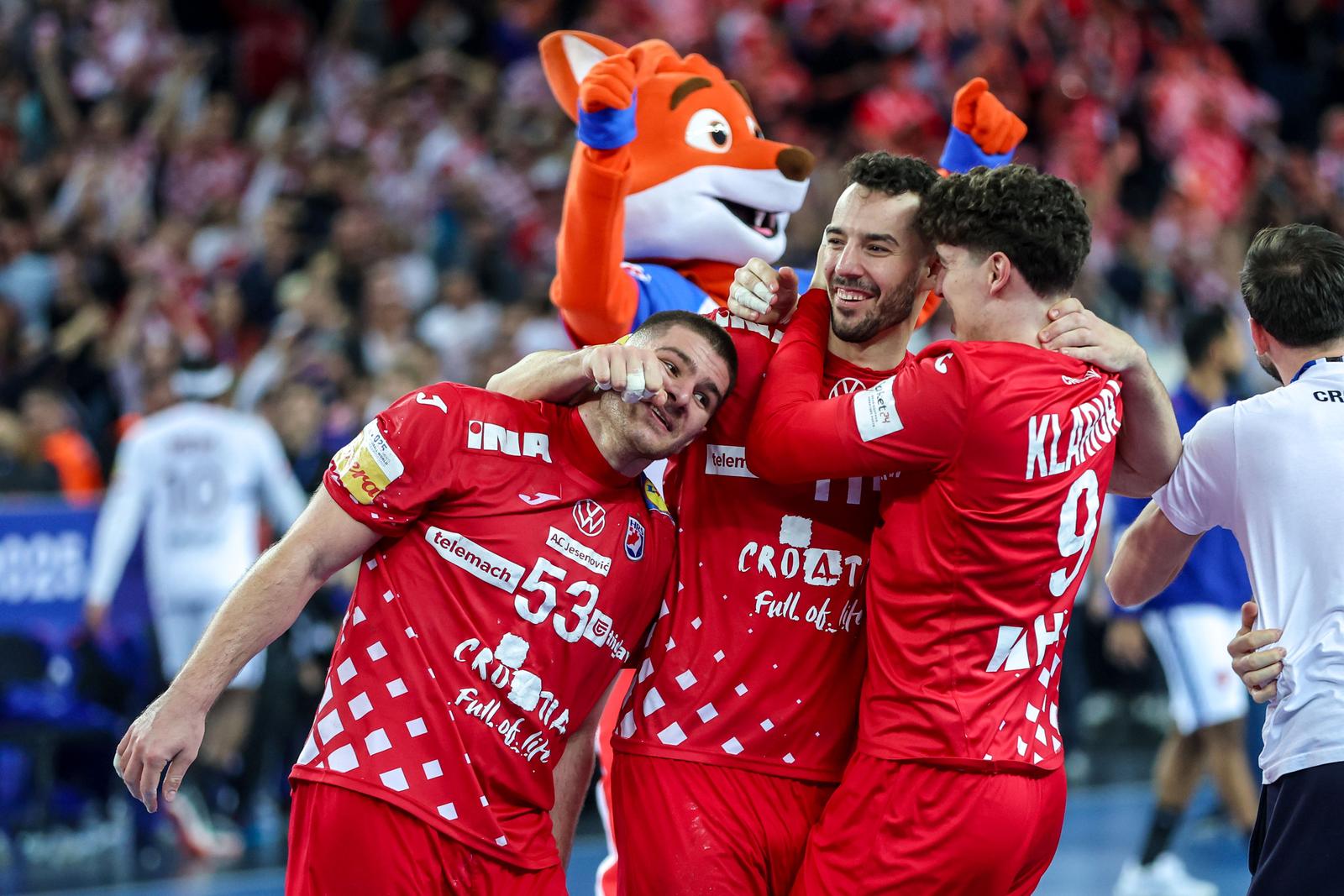 30.01.2025., Arena Zagreb, Zagreb - IHF Svjetsko rukometno prvenstvo 2025., polufinale, Francuska - Hrvatska. Marin Sipic, Zvonimir Srna, Luka Lovre Klarica Photo: Sanjin Strukic/PIXSELL