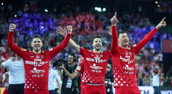 30.01.2025., Arena Zagreb, Zagreb - IHF Svjetsko rukometno prvenstvo 2025., polufinale, Francuska - Hrvatska. Marin Jelinic, Zvonimir Srna, Domagoj Duvnjak Photo: Slavko Midzor/PIXSELL