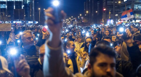 Serbian students light up their mobile phones during a protest in front of the ruling Serbian Progressive Party (SNS) headquarters following the overnight beating of their colleagues by what they say were SNS activists, in Novi Sad, Serbia, January 28, 2025. REUTERS/Mitar Mitrovic NO RESALES. NO ARCHIVES Photo: Mitar Mitrovic/REUTERS