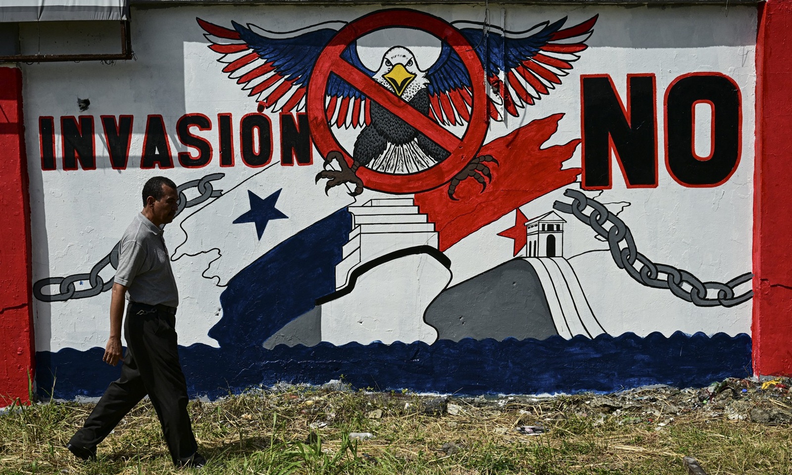 A man walks past a mural that reads 'No to invasion' in Colon, Panama on January 29, 2025. Panama's President Jose Raul Mulino ruled out any negotiations with the US over the Panama Canal, on the eve of a visit by US Secretary of State Marco Rubio.,Image: 958945073, License: Rights-managed, Restrictions: , Model Release: no, Credit line: MARTIN BERNETTI / AFP / Profimedia
