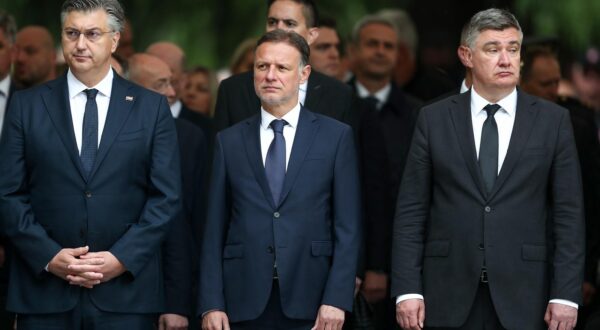 01.05.2024., Okucani - Sredisnja svecanost obiljezavanja 29. obljetnice vojno-redarstvene operacije "Bljesak" odrzana je u Okucanim uz nazocnost drzavnog vrha. Polaganjem vijenaca i cvijeca prisutni su odali pocast svima koju su zivot polozili za hrvatsku slobodu i samostalnost. Andrej Plenkovic, Gordan Jandrokovic, Zoran Milanovic. Photo: Matija Habljak/PIXSELL