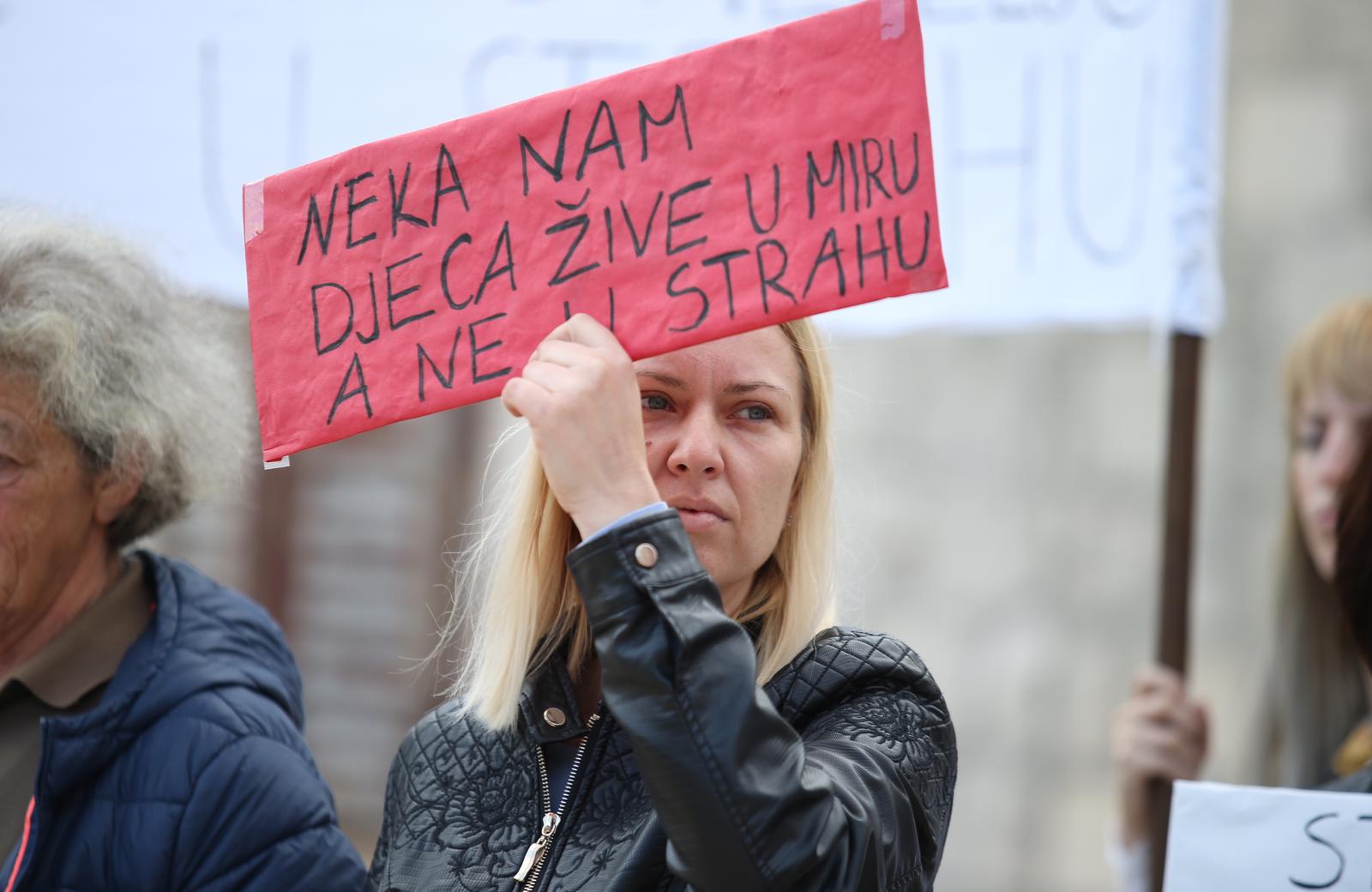 Pučišća: Slab odaziv na prosvjed protiv nasilja u školi 05.11.2018., Pucisca, Brac - Prosvjed protiv nasilja u skoli okupio je, uz roditelje djecaka zrtve vrsnjackog nasilja, tek nekoliko prosvjednika.rrPhoto: Ivo Cagalj/PIXSEL