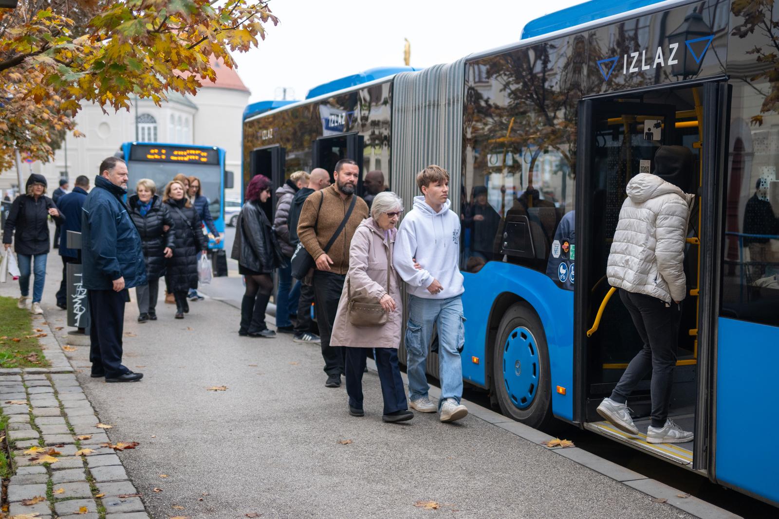 01.11.2024., Zagreb - Na blagdan Svih svetih, ZET je uveo posebne prometne mjere, a od proteklog vikenda na prometnim trasama prema gradskim grobljima u primjeni su dodatni kapaciteti. Prijevoz autobusom do groblja je besplatan, stoga se veliki broj gradjana uputio gradskim prijevozom do groblja. Photo: Neva Zganec/PIXSELL