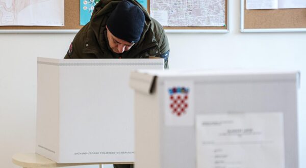 29.12.2024., Zagreb - Gradjani na biralistima glasuju za novu predsjednicu ili novog predsjednika Republike Hrvatske. Photo: Luka Stanzl/PIXSELL