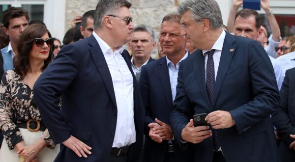 06.08.2023., Sinj - 308. Sinjska alka. Sinjska alka je hrvatska viteska igra. Odrzava se svake godine u nedjelju u prvoj trecini mjeseca kolovoza u Sinju, na godisnjicu pobjede nad turskim osvajacima 14. kolovoza 1715. Na taj dan je 700 hrvatskih vojnika iz Sinja uspjelo odbiti navalu vojske turskog seraskera Mehmed-pase Celica koja je brojala 60.000 vojnika. Predsjednik RH Zoran Milanovic, predsjednik Sabora Gordan Jandrokovic, predsjednik Vlade RH Andrej Plenokvic Photo: Zvonimir Barisin/PIXSELL