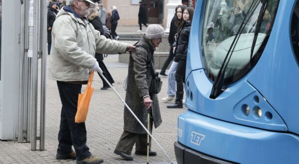 Zagreb, 11.01.2025.- Ilustracija umirovljenici. Umirovljenici na glavnom zagrebačkom trgu.
foto HINA/ Admir BULJUBAŠIĆ/ abu