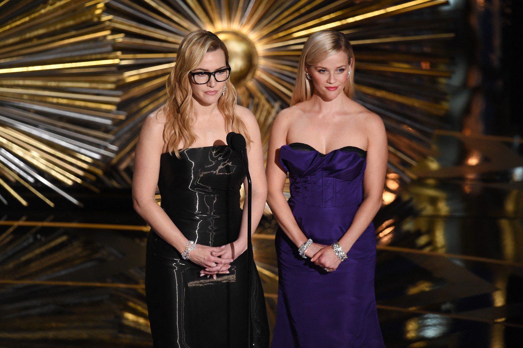 HOLLYWOOD, CA - FEBRUARY 28: Actresses Kate Winslet (L) and Reese Witherspoon speak onstage during the 88th Annual Academy Awards at the Dolby Theatre on February 28, 2016 in Hollywood, California.   Kevin Winter,Image: 275715009, License: Rights-managed, Restrictions: , Model Release: no, Credit line: KEVIN WINTER / Getty images / Profimedia
