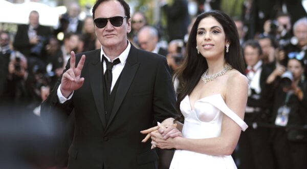 Quentin Tarantino mit Ehefrau Daniella Pick bei der Abschlussveranstaltung mit der Premiere des Animationsfilms Elemental auf dem Festival de Cannes 2023 / 76. Internationale Filmfestspiele von Cannes im Palais des Festivals. Cannes, 27.05.2023 *** Quentin Tarantino with wife Daniella Pick at the closing ceremony with the premiere of the animated film Elemental at the Festival de Cannes 2023 76 Cannes International Film Festival at the Palais des Festivals Cannes, 27 05 2023. Foto:xD.xBedrosianx/xFuturexImage,Image: 779840114, License: Rights-managed, Restrictions: imago is entitled to issue a simple usage license at the time of provision. Personality and trademark rights as well as copyright laws regarding art-works shown must be observed. Commercial use at your own risk., Model Release: no, Credit line: Dave Bedrosian / imago stock&people / Profimedia