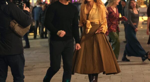 New Jersey, NY  - Blake Lively and Justin Baldoni are pictured while filming the movie "It Ends with Us" set in Jersey City, New Jersey. **SHOT ON 01/11/24**

BACKGRID USA 21 JANUARY 2025,Image: 949640457, License: Rights-managed, Restrictions: , Model Release: no, Pictured: Blake Lively, Justin Baldoni, Credit line: Jose Perez / BACKGRID / Backgrid USA / Profimedia