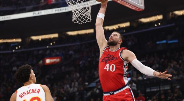 INGLEWOOD, CALIFORNIA - JANUARY 04: Ivica Zubac #40 of the LA Clippers dunks in front of Zaccharie Risacher #10 of the Atlanta Hawks during a 131-105 Clippers win at Intuit Dome on January 04, 2025 in Inglewood, California.   Harry How,Image: 951858347, License: Rights-managed, Restrictions: USER IS NOT PERMITTED TO DOWNLOAD OR USE IMAGE WITHOUT PRIOR APPROVAL.NOTE TO USER: User expressly acknowledges and agrees that, by downloading and or using this photograph, User is consenting to the terms and conditions of the Getty Images License Agreeme, Model Release: no, Credit line: Harry How / Getty images / Profimedia