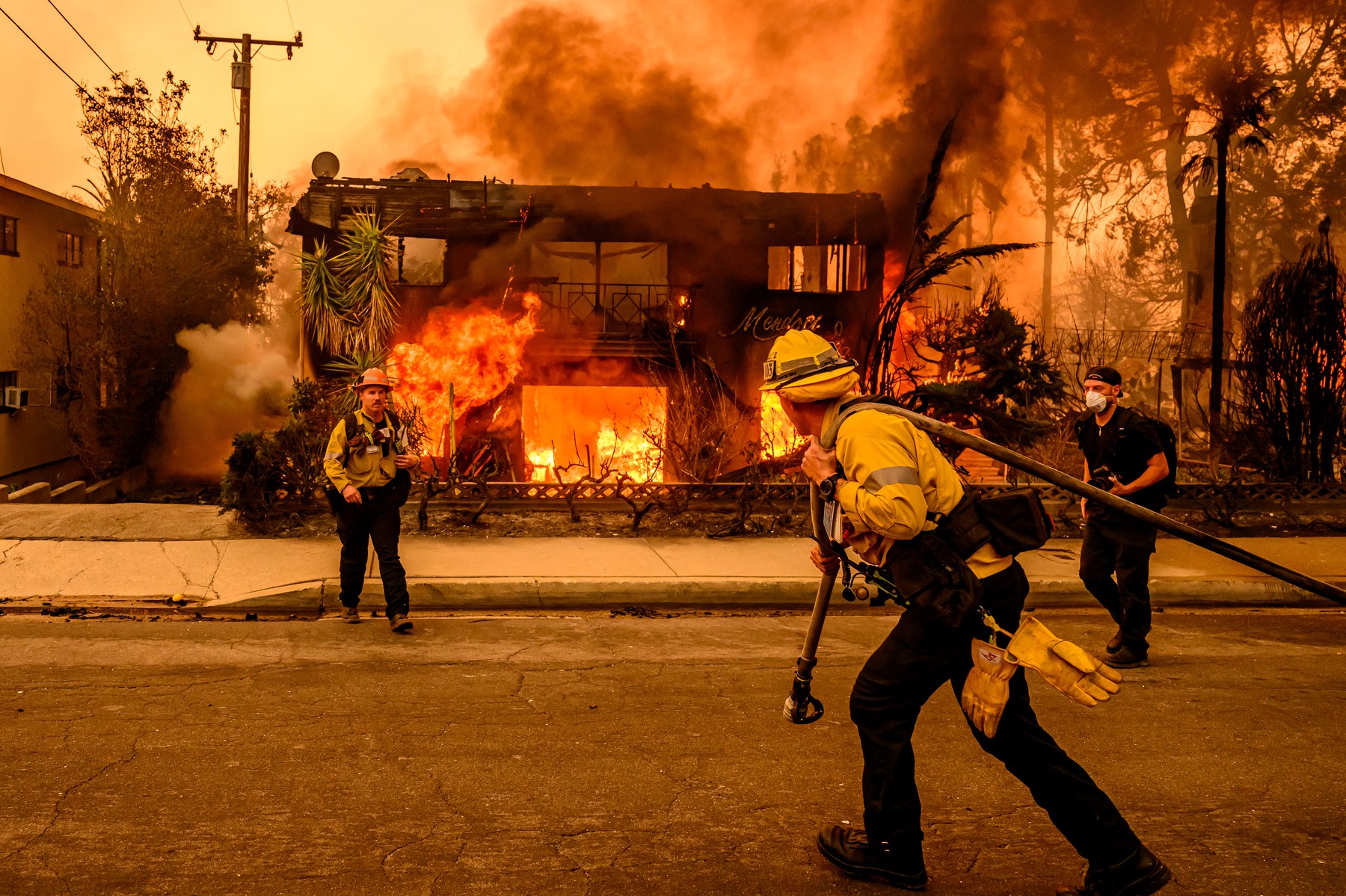 Firefighters work the scene as an apartment building burns during the Eaton fire in the Altadena area of Los Angeles county, California on January 8, 2025.  At least five people are now known to have died in wildfires raging around Los Angeles, with more deaths feared, law enforcement said January 8, as terrifying blazes leveled whole streets, torching cars and houses in minutes.
More than 1,000 buildings have burned in multiple wildfires that have erupted around America's second biggest city, forcing tens of thousands of people from their homes.,Image: 952478569, License: Rights-managed, Restrictions: , Model Release: no, Credit line: JOSH EDELSON / AFP / Profimedia