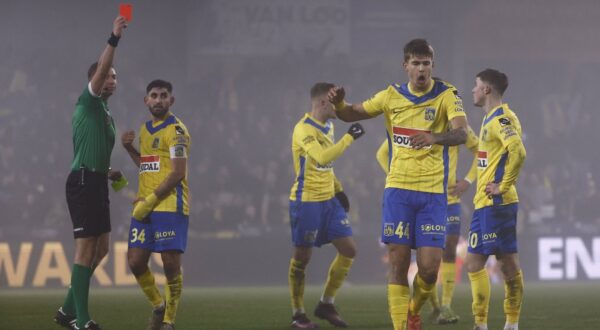 KVC Westerlo v Sint-Truidense VV - Jupiler Pro League WESTERLO, BELGIUM - JANUARY 11 : red card Vuskovic Luka defender of KVC Westerlo during the Jupiler Pro League match between KVC Westerlo and Sint-Truidense VV on January 11, 2025 in Westerlo, Belgium, 11/01/2025 Westerlo Belgium Copyright: xJanxDexMeuleneirx,Image: 952976442, License: Rights-managed, Restrictions: PUBLICATIONxNOTxINxFRAxBEL, Model Release: no, Credit line: Jan De Meuleneir / imago sportfotodienst / Profimedia