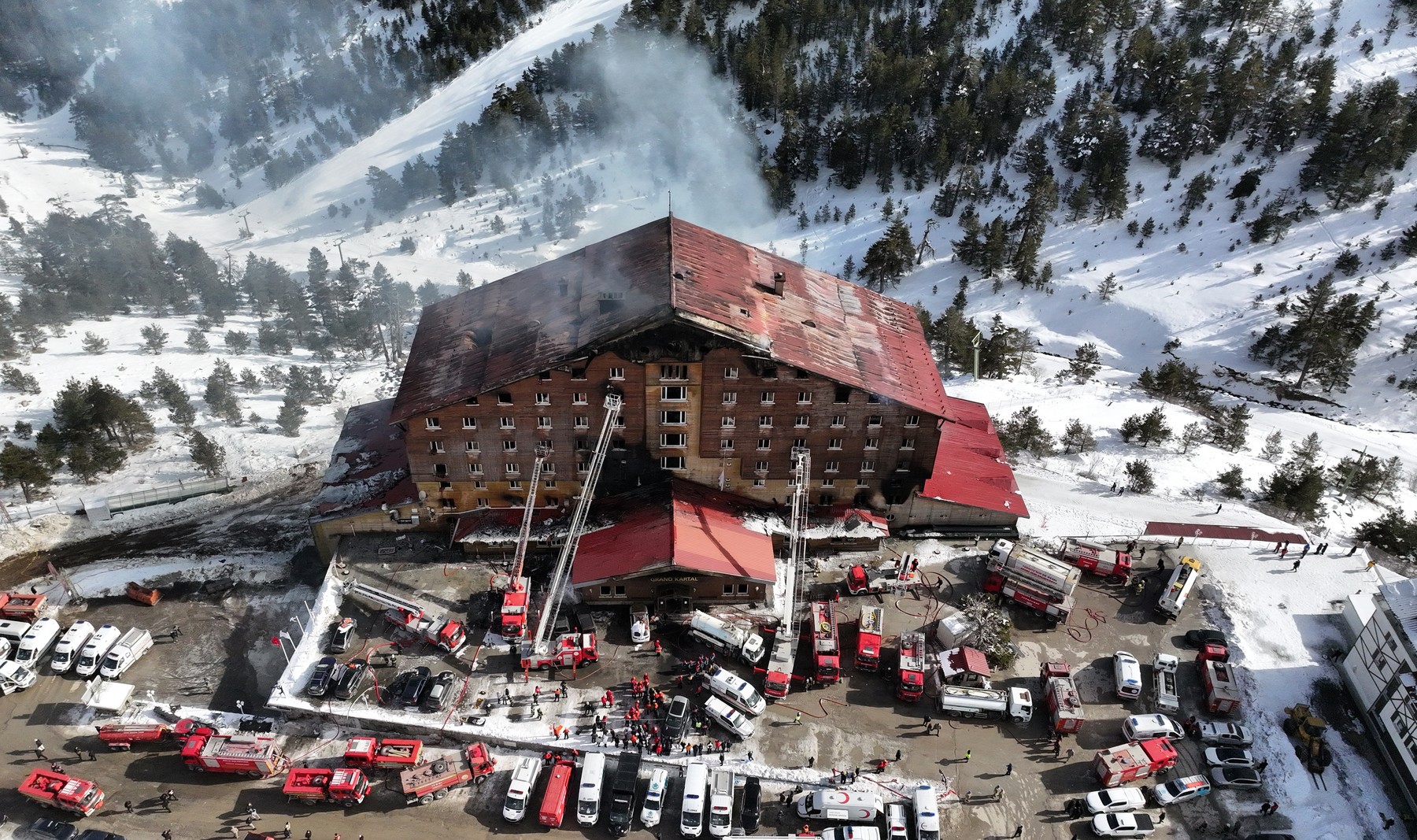 BOLU, TURKIYE - JAN 21: A view of the area as fire brigades responding to a fire that broke out in a hotel in Bolu Kartalkaya Ski Center, on January 21, 2025 in Bolu, Turkiye. The death toll in the fire rose to 10 and the number of injured to 32. Evrim Aydin / Anadolu,Image: 956005299, License: Rights-managed, Restrictions: , Model Release: no, Credit line: Evrim Aydin / AFP / Profimedia