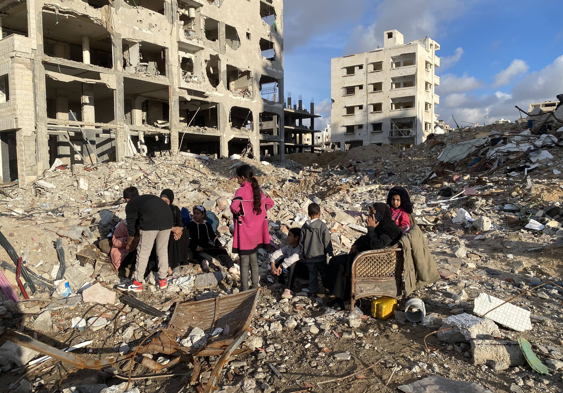 People gather by a banner welcoming people near the rubble of a collapsed building along Gaza's coastal al-Rashid Street for people to cross from the Israeli-blocked Netzarim corridor from the southern Gaza Strip into Gaza City on January 26, 2025. Israel said on January 25 it would block the return of displaced Palestinians to their homes in northern Gaza until Arbel Yehud, one of the hostages taken captive during the October 7, 2023 attacks, is released. Hamas sources said that Yehud was "alive and in good health", and would be "released as part of the third swap set for next Saturday", on February 1. Photo by Hadi Daoud  apaimages//APAIMAGES_11372475/Credit:Omar Ashtawy  apaimages/SIPA/2501261727,Image: 957825014, License: Rights-managed, Restrictions: , Model Release: no, Credit line: Omar Ashtawy  apaimages / Sipa Press / Profimedia