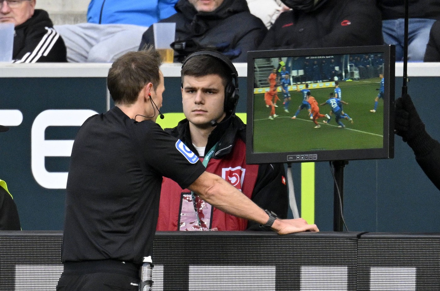 nach Foul von Kevin Akpoguma TSG 1899 Hoffenheim 25 an Hugo Ekitike Eintracht Frankfurt SGE 11 entscheiden Schiedsrichter Referee Sascha Stegemann nach VAR, Video-Assistent, Videobeweis, Videoschiedsrichter Video Assistent Referee auf Elfmeter, Strafstoss ä TSG 1899 Hoffenheim vs Eintracht Frankfurt SGE 26.01.2025 DFL REGULATIONS PROHIBIT ANY USE OF PHOTOGRAPHS AS IMAGE SEQUENCES AND/OR QUASI-VIDEO TSG 1899 Hoffenheim vs Eintracht Frankfurt SGE,Image: 957878836, License: Rights-managed, Restrictions: , Model Release: no, Credit line: Michael Weber IMAGEPOWER / imago sportfotodienst / Profimedia