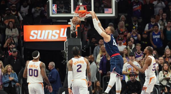 Jan 27, 2025; Phoenix, Arizona, USA; LA Clippers center Ivica Zubac (40) dunks against the Phoenix Suns during the first half at Footprint Center.,Image: 958185935, License: Rights-managed, Restrictions: *** Worldwide Rights Except Baltics, China, Denmark, Finland, Germany, Hong Kong, Japan, Macau, Norway, Poland, South Korea, Sweden, and Taiwan *** No sales outside your territory. No 3rd parties. No redistribution ***, Model Release: no, Credit line: Imagn Images / ddp USA / Profimedia