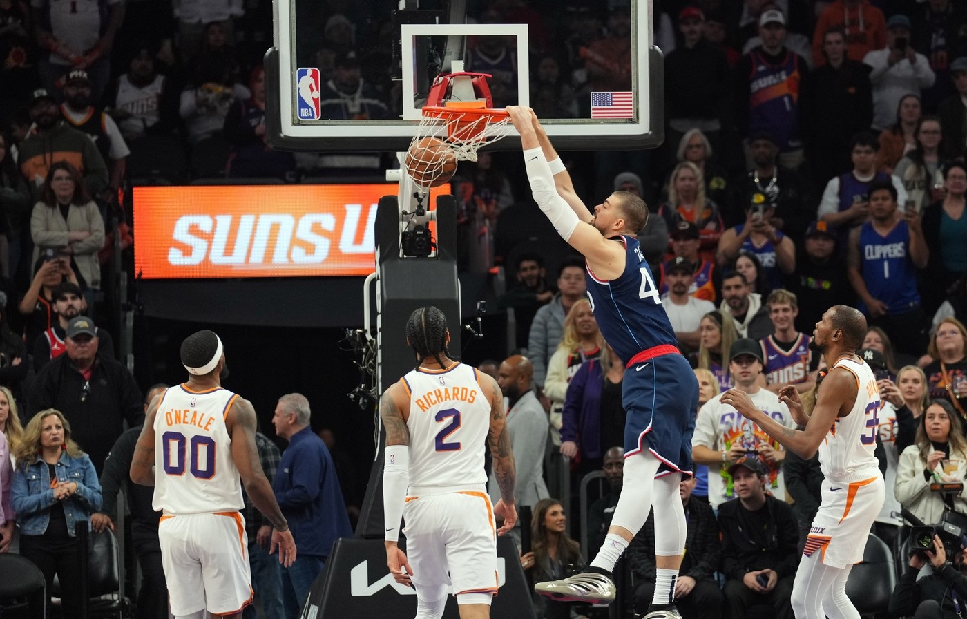 Jan 27, 2025; Phoenix, Arizona, USA; LA Clippers center Ivica Zubac (40) dunks against the Phoenix Suns during the first half at Footprint Center.,Image: 958185935, License: Rights-managed, Restrictions: *** Worldwide Rights Except Baltics, China, Denmark, Finland, Germany, Hong Kong, Japan, Macau, Norway, Poland, South Korea, Sweden, and Taiwan *** No sales outside your territory. No 3rd parties. No redistribution ***, Model Release: no, Credit line: Imagn Images / ddp USA / Profimedia