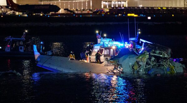 ARLINGTON, VIRGINIA - JANUARY 30: (EDITORS NOTE: Image contains graphic content) Emergency response units assess airplane wreckage in the Potomac River near Ronald Reagan Washington Airport on January 30, 2025 in Arlington, Virginia. An American Airlines flight from Wichita, Kansas collided with a helicopter while approaching Ronald Reagan National Airport.   Andrew Harnik,Image: 958802761, License: Rights-managed, Restrictions: Not Released (NR), Model Release: no, Credit line: Andrew Harnik / Getty images / Profimedia