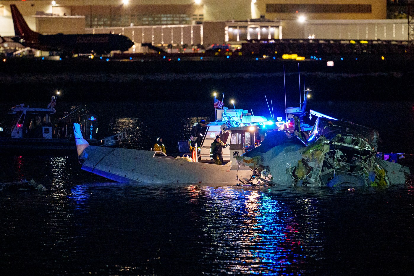 ARLINGTON, VIRGINIA - JANUARY 30: (EDITORS NOTE: Image contains graphic content) Emergency response units assess airplane wreckage in the Potomac River near Ronald Reagan Washington Airport on January 30, 2025 in Arlington, Virginia. An American Airlines flight from Wichita, Kansas collided with a helicopter while approaching Ronald Reagan National Airport.   Andrew Harnik,Image: 958802761, License: Rights-managed, Restrictions: Not Released (NR), Model Release: no, Credit line: Andrew Harnik / Getty images / Profimedia