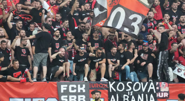 Albanische Fans zünden Bengalos im Block und rollen ein FCK SRB Plakat gegen Serbien aus und sagen Kosovo ist Albanien - Düsseldorf 24.06.2024: Spanien vs. Albanien, EURO2024 M27, Gruppe B, EM-Arena Düsseldorf *** Albanian fans light Bengalos in the block and roll out a FCK SRB poster against Serbia and say Kosovo is Albania Düsseldorf 24 06 2024 Spain vs Albania, EURO2024 M27, Group B, EM Arena Düsseldorf