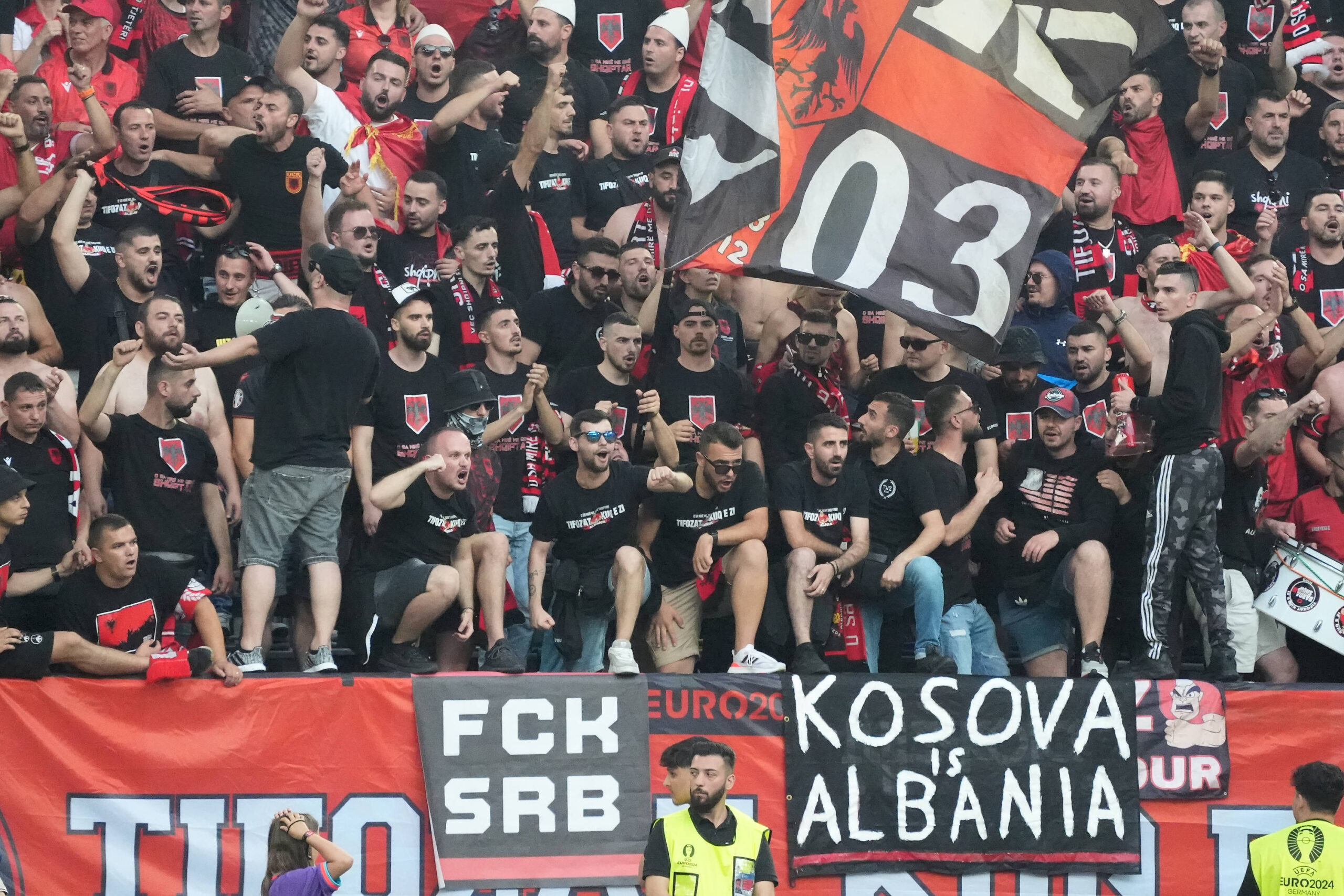 Albanische Fans zünden Bengalos im Block und rollen ein FCK SRB Plakat gegen Serbien aus und sagen Kosovo ist Albanien - Düsseldorf 24.06.2024: Spanien vs. Albanien, EURO2024 M27, Gruppe B, EM-Arena Düsseldorf *** Albanian fans light Bengalos in the block and roll out a FCK SRB poster against Serbia and say Kosovo is Albania Düsseldorf 24 06 2024 Spain vs Albania, EURO2024 M27, Group B, EM Arena Düsseldorf