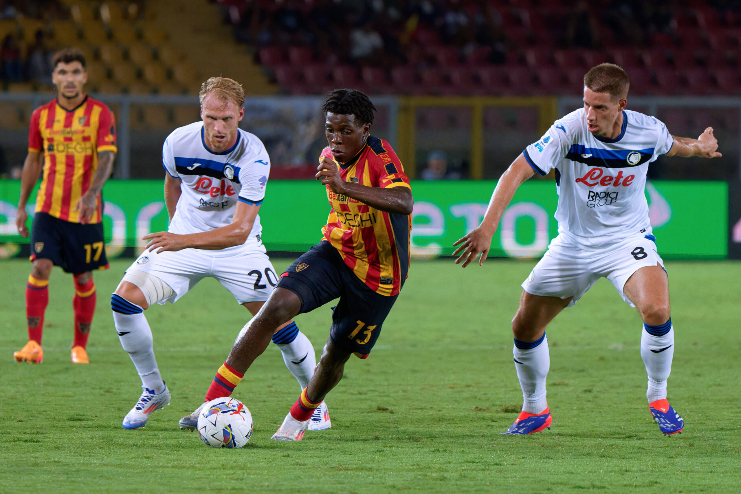 Patrick Dorgu of US Lecce in action against Mario Pasalic of Atalanta during US Lecce vs Atalanta BC, Italian soccer Serie A match in Lecce, Italy, August 19 2024 PUBLICATIONxNOTxINxITA Copyright: xEmmanuelexMastrodonato/IPAxSportx/xx IPA_48980857 IPA_Agency_IPA48980857