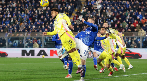 Como, Italy, 7th February 2025. Weston McKennie of Juventus heads clear from Ivan Smolcic of Como 1907 during the Serie A match at Stadio Giuseppe Sinigaglia, Como. Picture credit should read: Jonathan Moscrop / Sportimage EDITORIAL USE ONLY. No use with unauthorised audio, video, data, fixture lists, club/league logos or live services. Online in-match use limited to 120 images, no video emulation. No use in betting, games or single club/league/player publications. SPI_047_JM_COMO_JUVE_ SPI-3658-0047