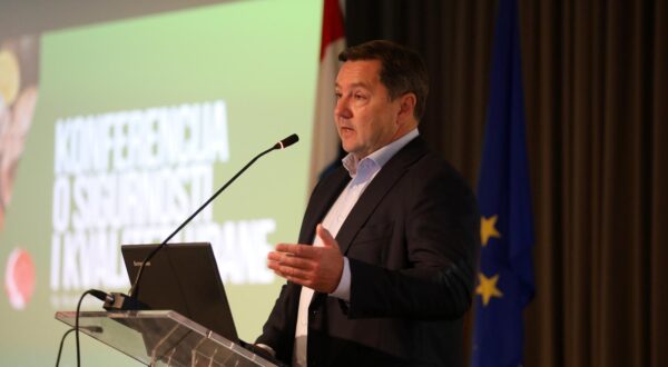 14.05.2024., Opatija - Konferencija o sigurnosti i kvaliteti hrane odrzava se u hotelu Ambasador. Sudionicima se uvodno obratio potpredsjednik HGK za poljoprivredu i turizam Dragan Kovacevic i glavni drzavni inspektor Andrija Mikulic. Photo: Goran Kovacic/PIXSELL
