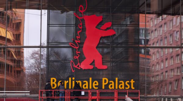 epa11880679 Workers install the Berlinale bear logo on the facade of the Berlinale Palast during preparations ahead of the 75th Berlin International Film Festival 'Berlinale', in Berlin, Germany, 07 February 2025. The Berlinale 2025 runs from 13 to 23 February.  EPA/HANNIBAL HANSCHKE