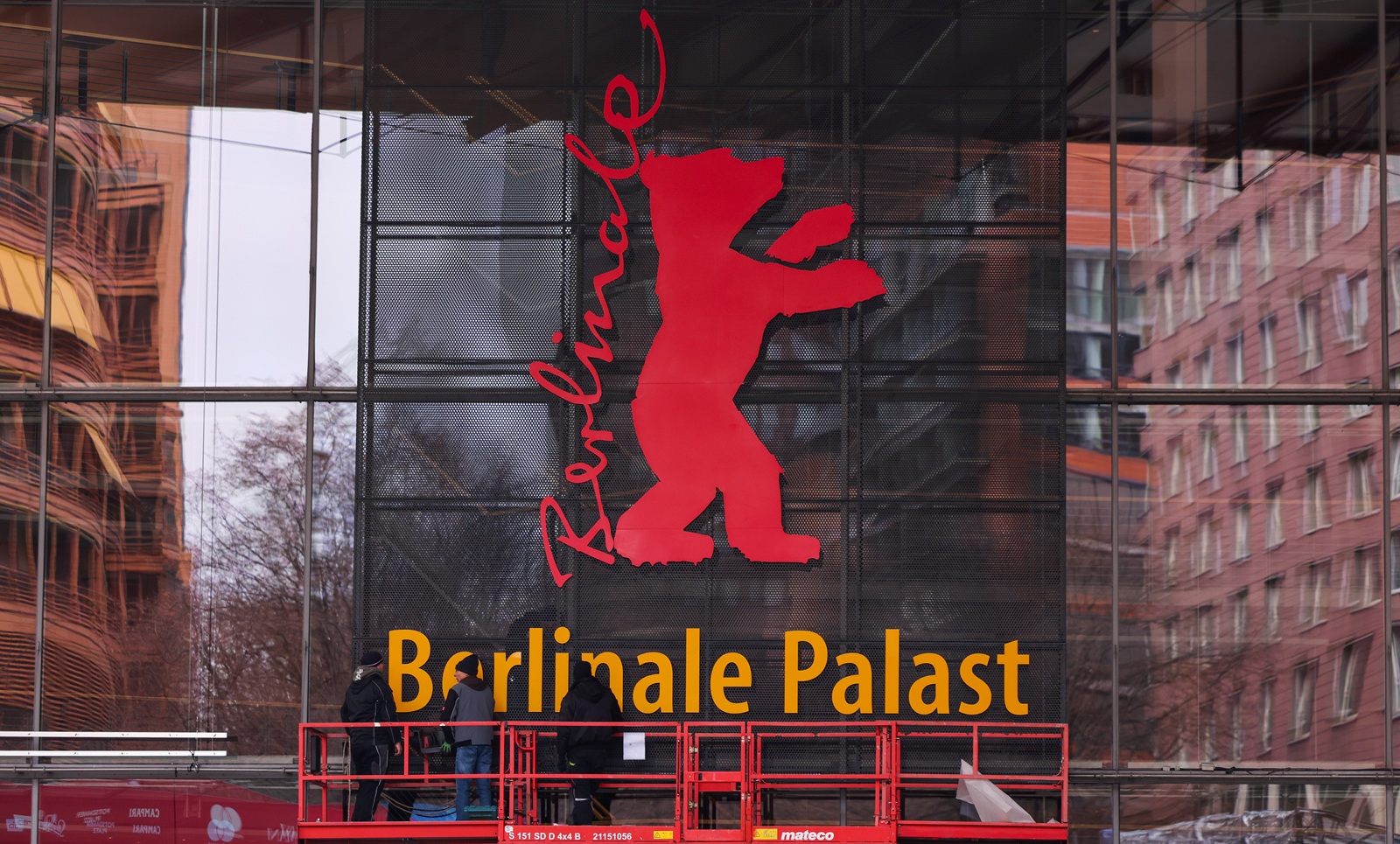 epa11880679 Workers install the Berlinale bear logo on the facade of the Berlinale Palast during preparations ahead of the 75th Berlin International Film Festival 'Berlinale', in Berlin, Germany, 07 February 2025. The Berlinale 2025 runs from 13 to 23 February.  EPA/HANNIBAL HANSCHKE