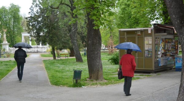 08.04.2016., Bjelovar - Najavjena promjena vremena sa naoblakom i proljetnom kisom u jutarnjim je satima zahvatila i Bjelovar. Stoga je vecina gradjana nosila kisobrane. rPhoto: Damir Spehar/PIXSELL